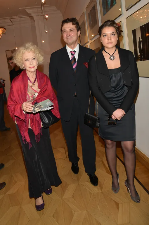 Светлана Немоляева с сыном Александром Лазаревым младшим и внучкой Полиной Лазаревой в 2013 году