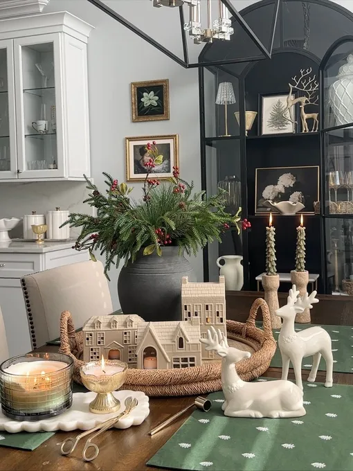 Хвойный букет в сочетании со свечами поможет украсить гостиную к встречи Нового года 2026 своими руками без лишних усилий. Хвойный букет в сочетании со свечами поможет украсить гостиную к встречи Нового года 2026 своими руками без лишних усилий.