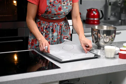 Пирожное Павлова стелем бумагу Пирожное Павлова стелем бумагу