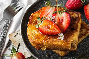 Блины, яичные роллы, творожник с ягодами: рецепты любимых завтраков редакции «Нового очага»