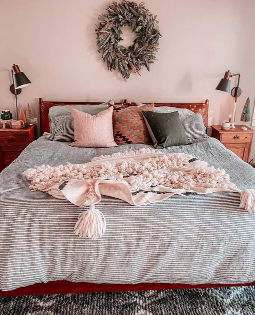 рождественский венок над кроватью рождественский венок над кроватью