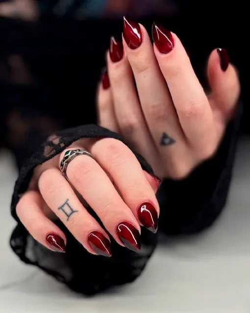 Красный маникюр на хеллоуин 2025 года