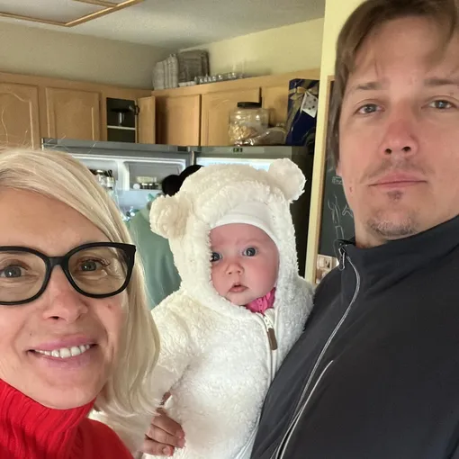 Алена Свиридова с сыном Василием и внучкой Изабеллой Алена Свиридова с сыном Василием и внучкой Изабеллой