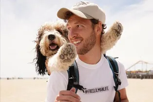 35 кило счастья: парень путешествует с лучшим другом за спиной