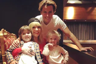 «Давай как будто не ворованное»: Максим Галкин показал, как Лиза и Гарри играют в пиратов «Давай как будто не ворованное»: Максим Галкин показал, как Лиза и Гарри играют в пиратов