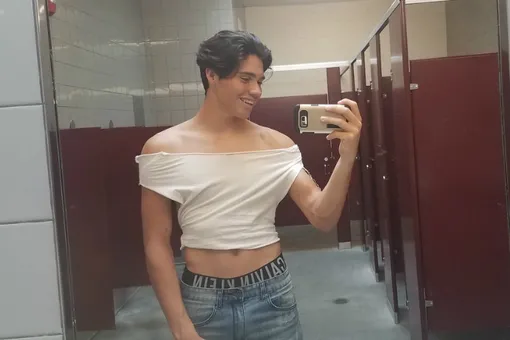 Подросток пришел в школу в рваной майке, чтобы вступиться за одноклассниц Подросток пришел в школу в рваной майке, чтобы вступиться за одноклассниц