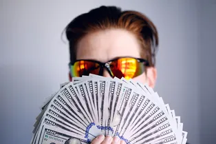 Купил роскошные авто, но одевается в супермаркете: как живет победитель лотереи