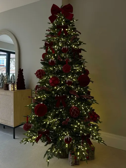 Бархатными шарами можно стильно украсить елку в 2026-м, чтобы она выглядела особенно благородно. Бархатными шарами можно стильно украсить елку в 2026-м, чтобы она выглядела особенно благородно.