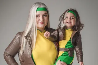 Вся в мать: девочка родилась с сединой и не стесняется этого