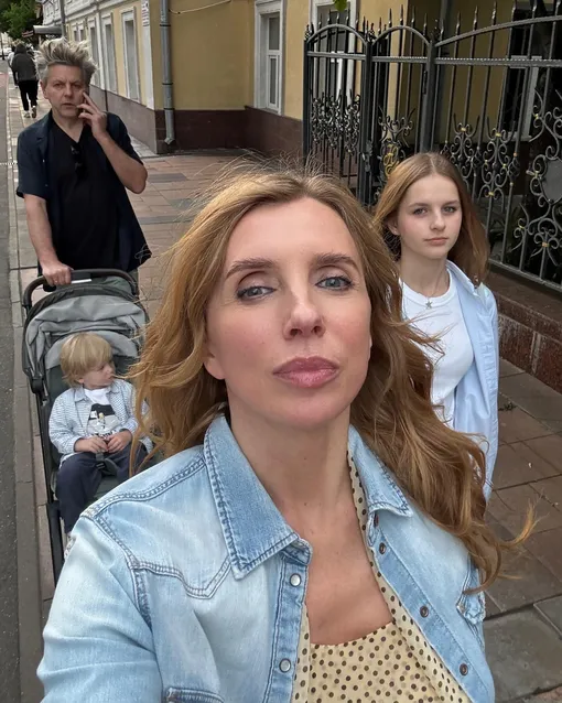 Светлана Бондарчук, Сергей Харченко, Юна и Пётр на прогулке