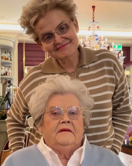 Елена Малышева с 92-летней матерью Галиной Александровной в 2025 году