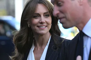 Элегантная классика: Кейт Миддлтон в костюме в полоску за 66 тысяч рублей посетила школу в Уэльсе Элегантная классика: Кейт Миддлтон в костюме в полоску за 66 тысяч рублей посетила школу в Уэльсе