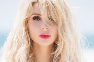 Светлана Лобода показала фото новорожденной дочери, но внимание привлекла мужская рука с обручальным кольцом