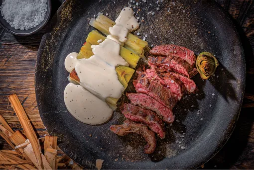 Стейк на углях с печёным луком-пореем Стейк на углях с печёным луком-пореем