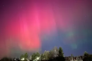 Мощная магнитная буря вызвала редкое красное сияние: жители России делятся завораживающими кадрами Мощная магнитная буря вызвала редкое красное сияние: жители России делятся завораживающими кадрами