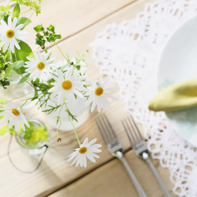 Весна в доме: как стильно сервировать стол к 8 Марта