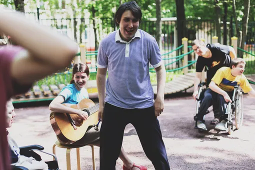 Клиенты программы «Передышка» с волонтерами во дворе ЦЛП обычным летним днем