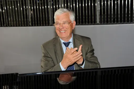 «Тяжело разговаривать»: 89-летний Раймонд Паулс попал в больницу и перенёс операцию