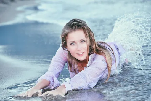 Карина Андоленко в мокрой рубашке