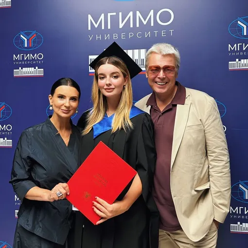 Вручение диплома Александре Стриженовой Вручение диплома Александре Стриженовой