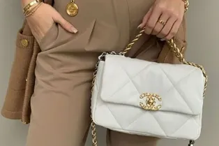 Сумки, которые хочется обнять: 5 образов с меховыми и дутыми аксессуарами