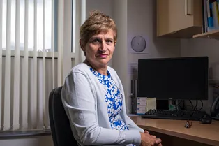 «Это была худшая болезнь в моей жизни, а ведь я врач»: 60-летняя британка рассказала, чем лечила коронавирус «Это была худшая болезнь в моей жизни, а ведь я врач»: 60-летняя британка рассказала, чем лечила коронавирус