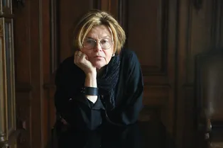 «Иллюзорность, сказочность — я люблю такие вещи»: режиссёр Елена Николаева о съемках сериала «Анна Медиум»