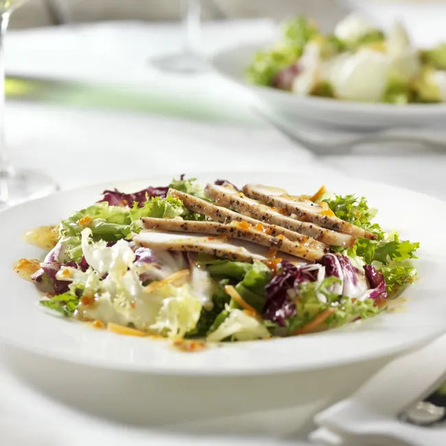 Рецепт острого и бодрящего салата с курицей с тёплым названием «Южный»