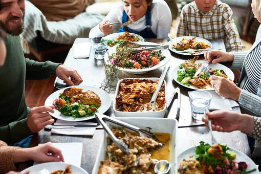 «Приходите на нас посмотреть»: обедающая семья стала экспонатом музея «Приходите на нас посмотреть»: обедающая семья стала экспонатом музея