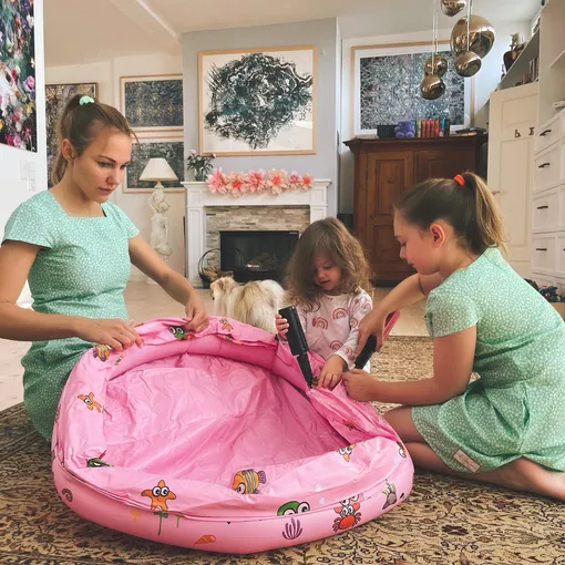 Мерьем Узерли фото с дочерьми Ларой и Лили Кои