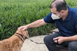 Успел увидеть родное лицо: пожилой пес вернулся к хозяину после 10 лет скитаний