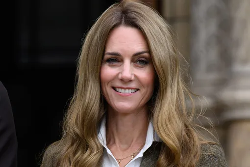 Серый жакет и крупный перстень: Кейт Миддлтон вышла в свет в деловом образе