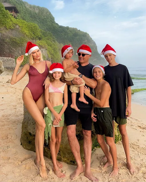 Елена Перминова и Александр Лебедев с детьми. Архивное фото