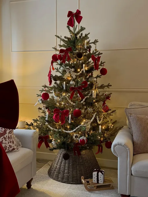 Красный с белым — модные цвета для украшения елки в 2026 году: белый усиливает праздничное «морозное» настроение, а красный огненную энергетику Огненной лошади. Красный с белым — модные цвета для украшения елки в 2026 году: белый усиливает праздничное «морозное» настроение, а красный огненную энергетику Огненной лошади.