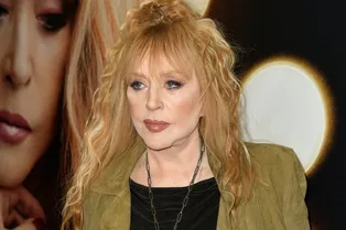 «Рекомендую всем дамам 70+»: Алла Пугачева примерила вуаль