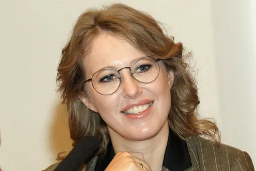 «Висит или падает?» Ксения Собчак выложила фото в странной стойке на руках