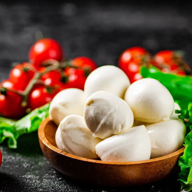 Праздничная подача: как превратить салат с черри и моцареллой в съедобный новогодний венок