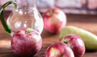 Для начала подготовим яблоки. Советую Вам для приготовления этого мармелада использовать твердые, а лучше очень твердые яблоки. На фото как раз такие яблоки с нашего сада - сорт я не знаю, но они очень жесткие и из них получается отличный мармелад.