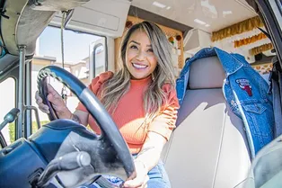 Учительница потеряла работу и устроила детсад...в старом автобусе