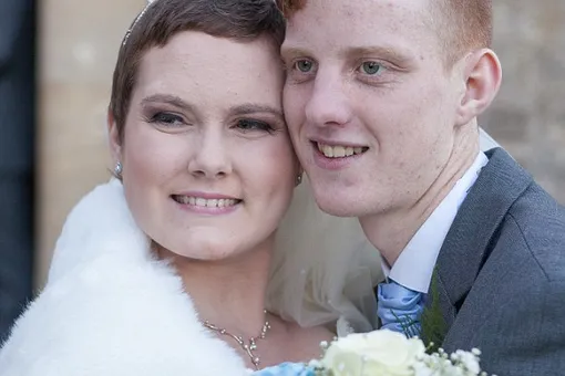 Смертельно больная девушка вышла замуж за друга детства, зная, что жить ей осталось несколько месяцев Смертельно больная девушка вышла замуж за друга детства, зная, что жить ей осталось несколько месяцев