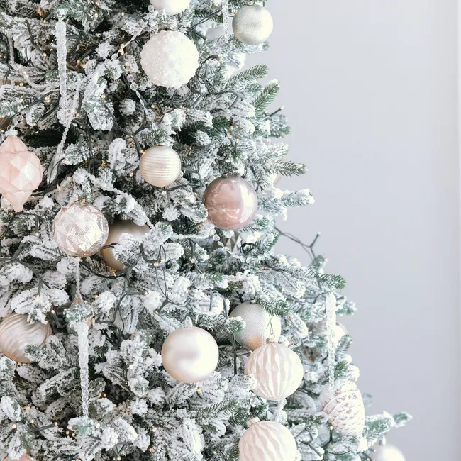 «Ледяная» ёлка: как повторить новогодний тренд 2026 — идеи и фото «Ледяная» ёлка: как повторить новогодний тренд 2026 — идеи и фото