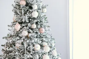 «Ледяная» ёлка: как повторить новогодний тренд 2026 — идеи и фото