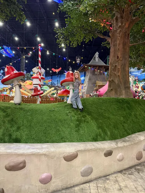 Мила Чернышёва в парке развлечений