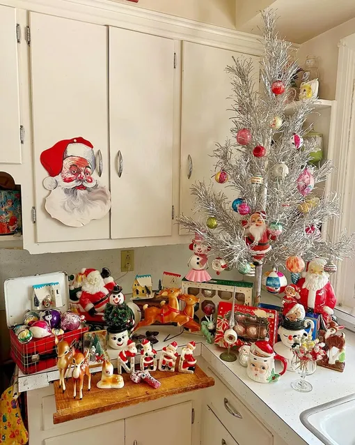 Декор, который используется для украшения дома на Новый год, лучше заранее продумать, чтобы избежать визуального шума.