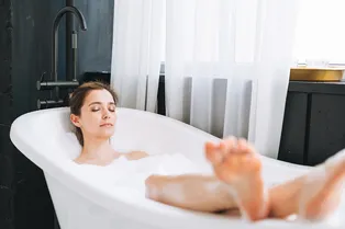 Чугун, акрил или искусственный камень: какая ванна не остывает за 5 минут и требует меньше ухода?