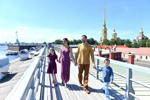 Илья Носков и Полина Васильева в 2016 году с Софьей и Саввой