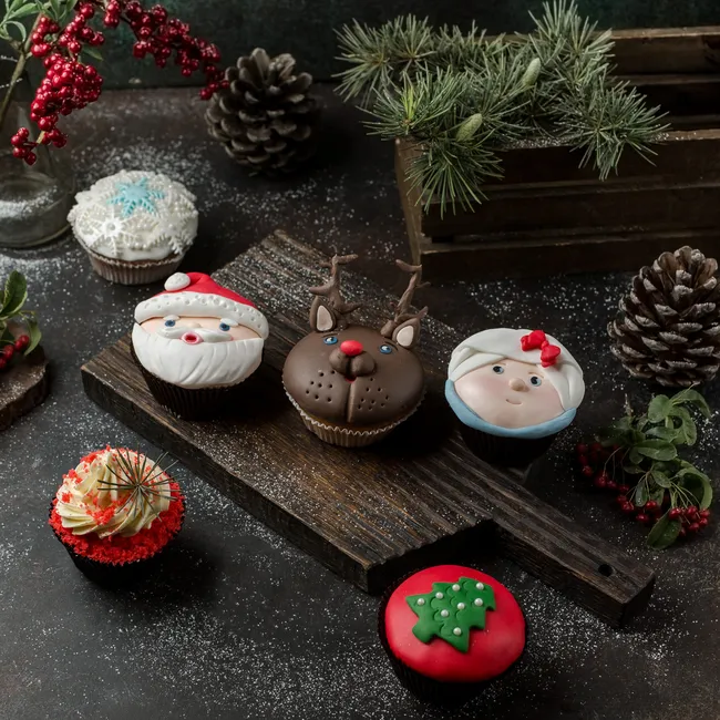 Новогодний кондитерский стиль: цветовые палитры, которые заменят классическое «красное с золотым»