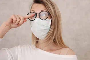 Если потеют очки и давит на уши: как носить маску, чтобы было удобно