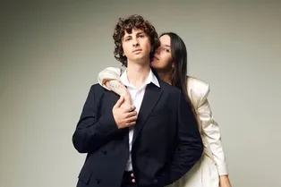 Брючный костюм невесты и цветок в петлице жениха: дочь Андрея Кончаловского от 4 брака вышла замуж