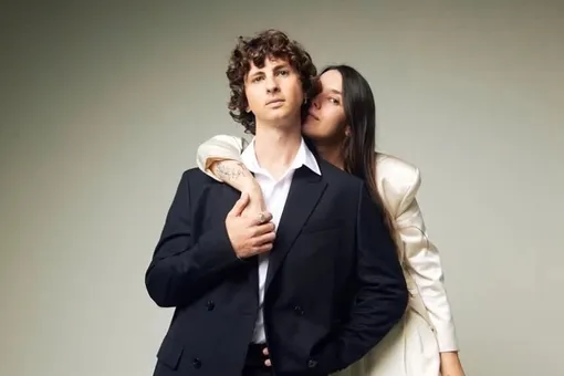 Брючный костюм невесты и цветок в петлице жениха: дочь Андрея Кончаловского от 4 брака вышла замуж